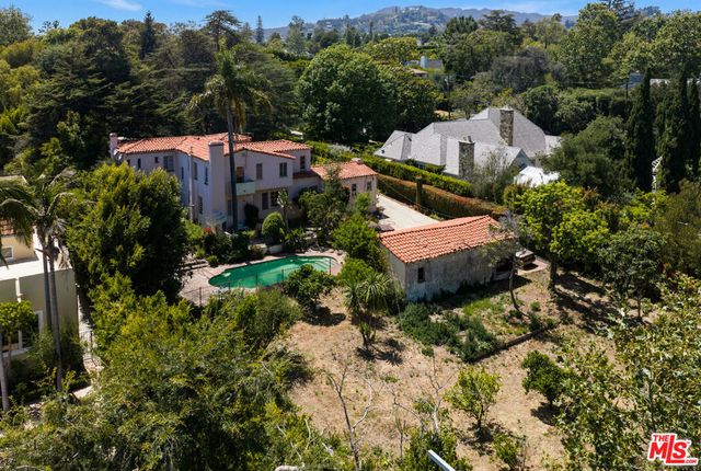 160 N Cliffwood Avenue, Los Angeles, CA 90049