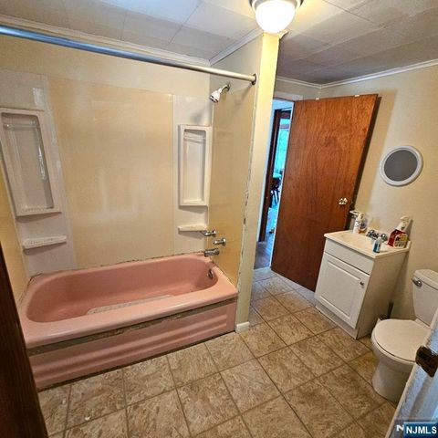 96 Woodside Avenue, Midland Park, NJ 07432