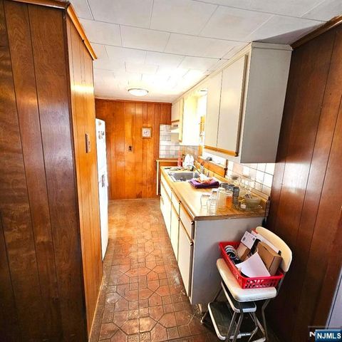 96 Woodside Avenue, Midland Park, NJ 07432