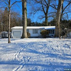 96 Woodside Avenue, Midland Park, NJ 07432