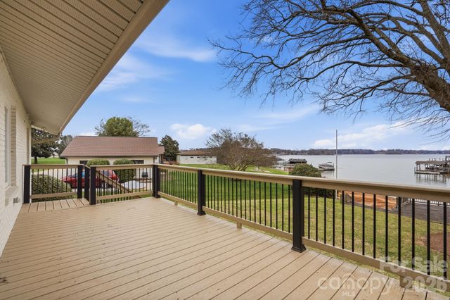 332 Shoreline Loop, Mooresville, NC 28117