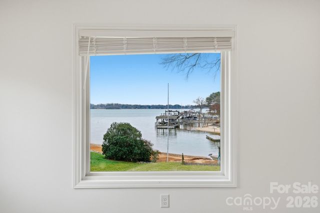 332 Shoreline Loop, Mooresville, NC 28117