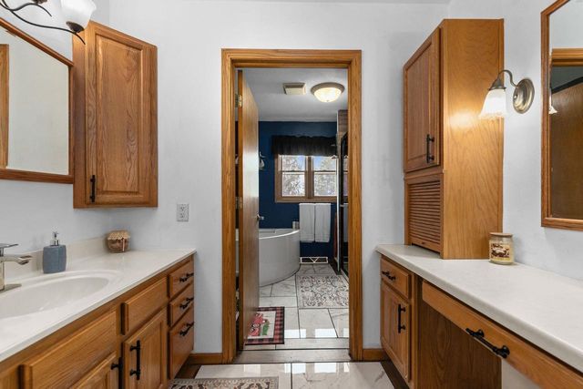 110 HONEYSUCKLE DRIVE, Hortonville, WI 54944