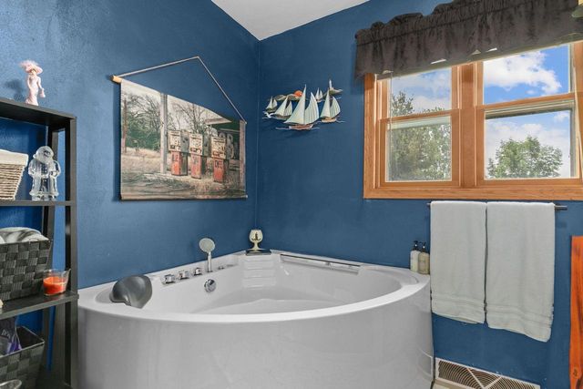 110 HONEYSUCKLE DRIVE, Hortonville, WI 54944