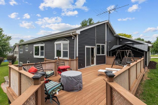 110 HONEYSUCKLE DRIVE, Hortonville, WI 54944