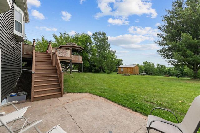 110 HONEYSUCKLE DRIVE, Hortonville, WI 54944