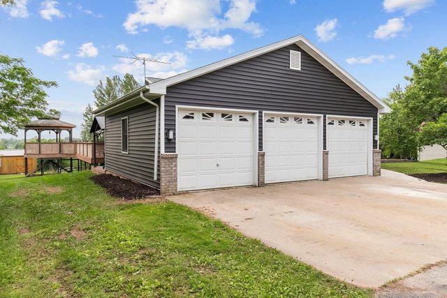 110 HONEYSUCKLE DRIVE, Hortonville, WI 54944