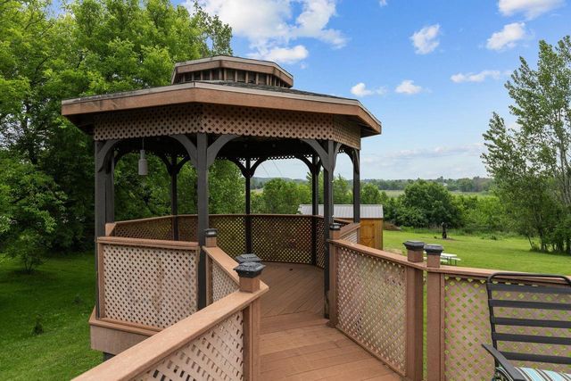 110 HONEYSUCKLE DRIVE, Hortonville, WI 54944