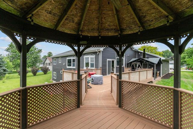 110 HONEYSUCKLE DRIVE, Hortonville, WI 54944