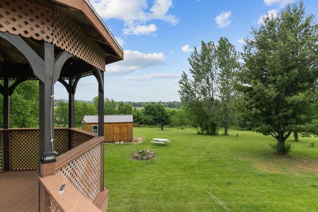 110 HONEYSUCKLE DRIVE, Hortonville, WI 54944