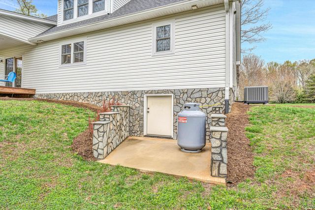 389 Carroll DR, Hardy, VA 24101