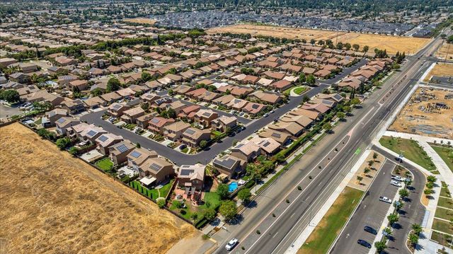 2481 S Via Versilia Drive, Fresno, CA 93727