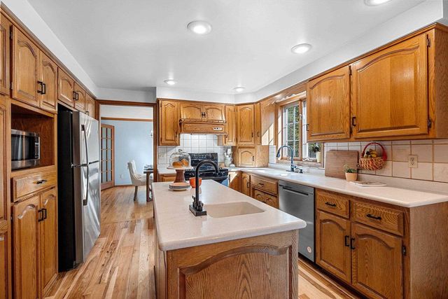 425 E FOX RUN CIRCLE, Green Bay, WI 54311