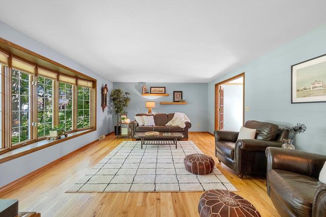 425 E FOX RUN CIRCLE, Green Bay, WI 54311