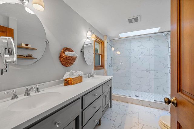 425 E FOX RUN CIRCLE, Green Bay, WI 54311