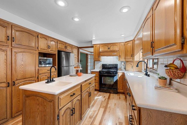 425 E FOX RUN CIRCLE, Green Bay, WI 54311