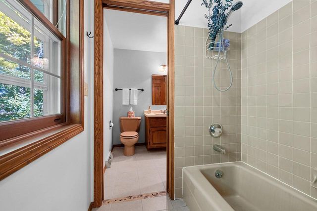 425 E FOX RUN CIRCLE, Green Bay, WI 54311