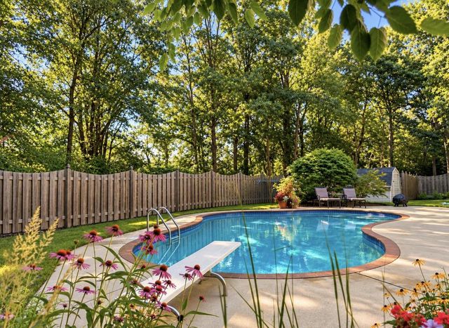 425 E FOX RUN CIRCLE, Green Bay, WI 54311