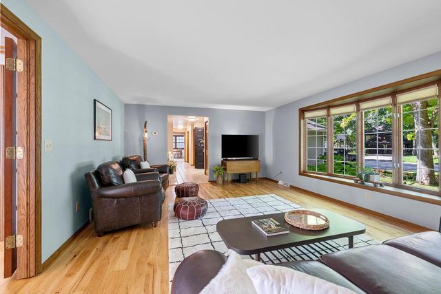 425 E FOX RUN CIRCLE, Green Bay, WI 54311
