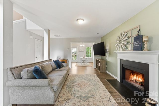 921 Grass Hollow Court, Charlotte, NC 28216