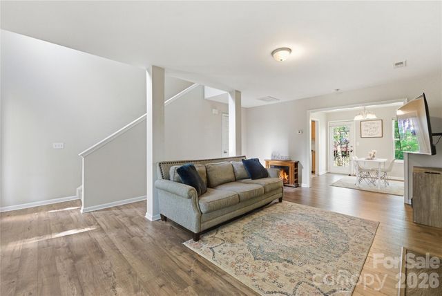 921 Grass Hollow Court, Charlotte, NC 28216