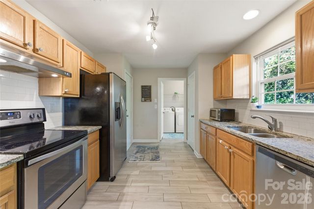 921 Grass Hollow Court, Charlotte, NC 28216