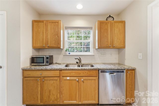 921 Grass Hollow Court, Charlotte, NC 28216