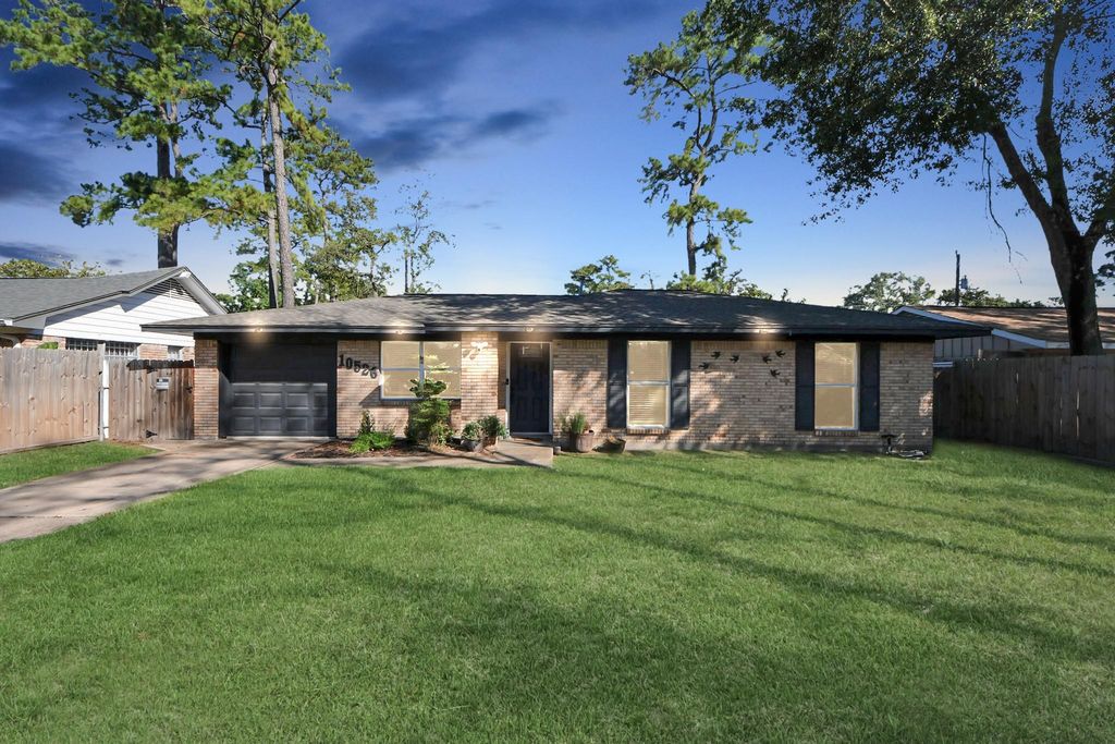 10526 Hollyglen Drive, Houston, TX 77016