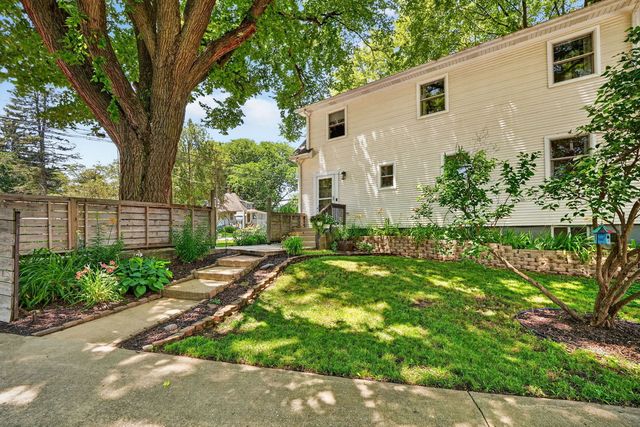 1212 Dean Street, St. Charles, IL 60174