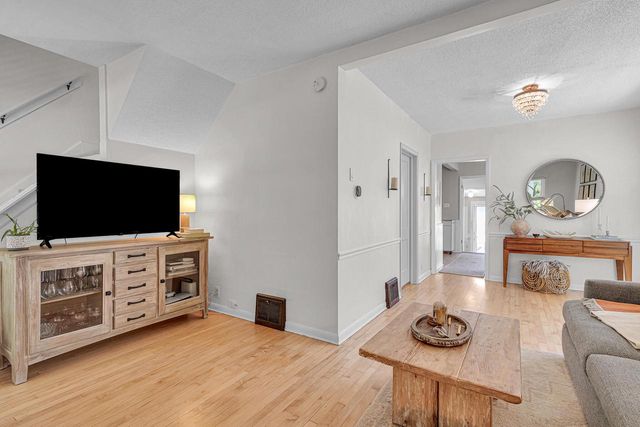 4632 N Bartlett AVENUE, Whitefish Bay, WI 53211