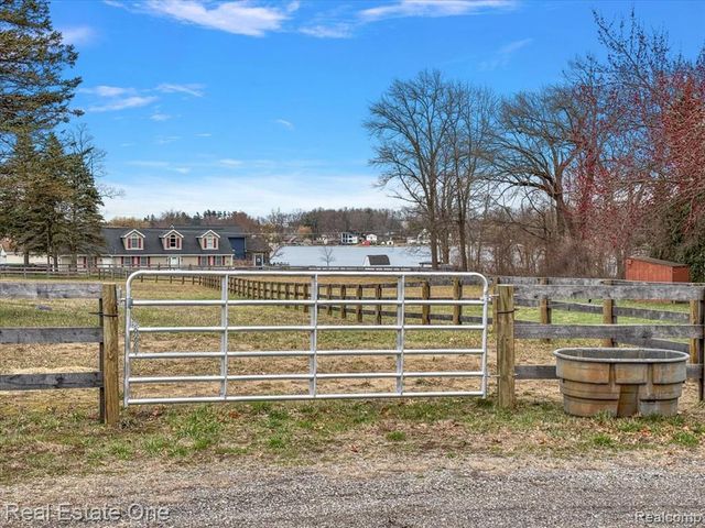 1109 Castlewood Street, White Lake, MI 48386