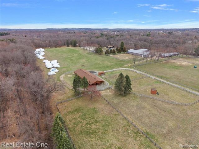 1109 Castlewood Street, White Lake, MI 48386