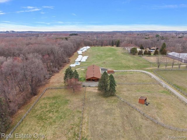 1109 Castlewood Street, White Lake, MI 48386