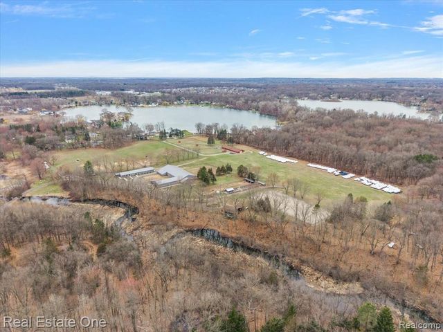 1109 Castlewood Street, White Lake, MI 48386