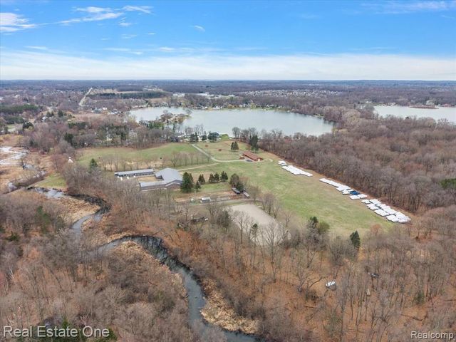 1109 Castlewood Street, White Lake, MI 48386