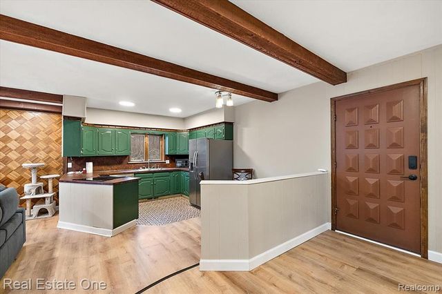 1109 Castlewood Street, White Lake, MI 48386