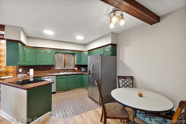 1109 Castlewood Street, White Lake, MI 48386