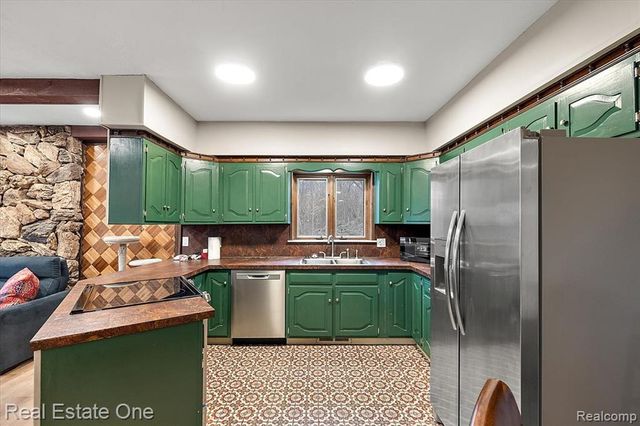 1109 Castlewood Street, White Lake, MI 48386