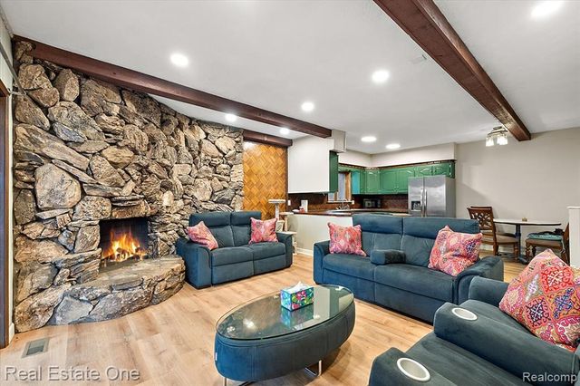 1109 Castlewood Street, White Lake, MI 48386