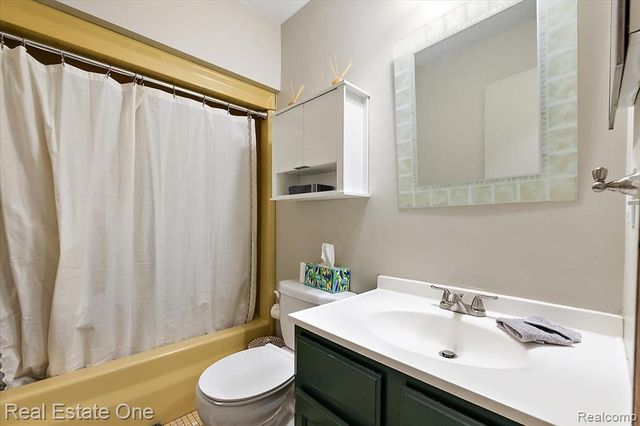 1109 Castlewood Street, White Lake, MI 48386