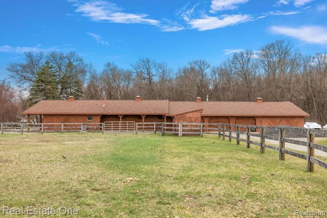 1109 Castlewood Street, White Lake, MI 48386