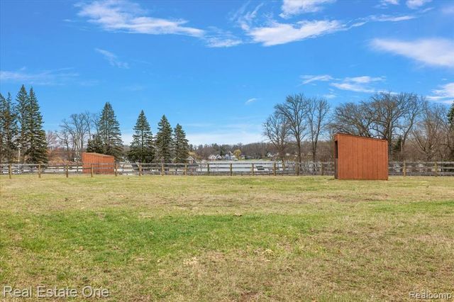 1109 Castlewood Street, White Lake, MI 48386
