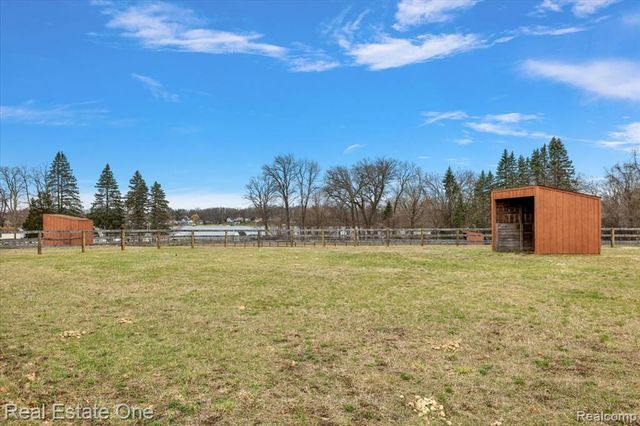 1109 Castlewood Street, White Lake, MI 48386