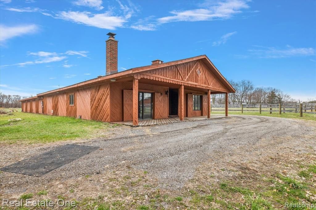1109 Castlewood Street, White Lake, MI 48386