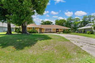 519 SE Calmoso Drive, Port St Lucie, FL 34983