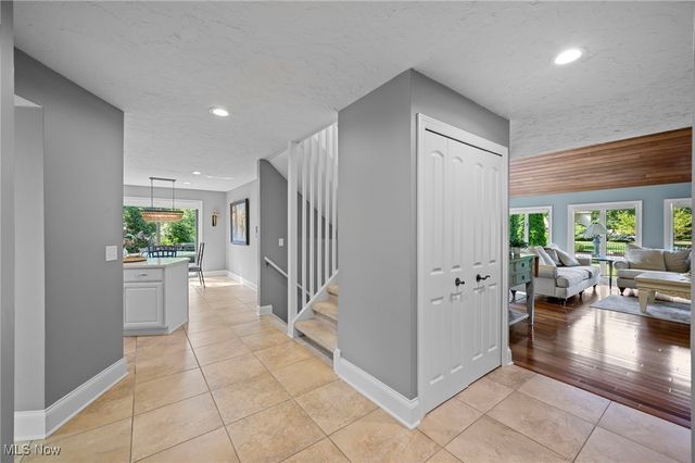 30907 Arlington Circle, Bay Village, OH 44140