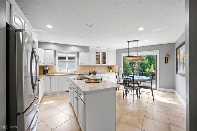 30907 Arlington Circle, Bay Village, OH 44140