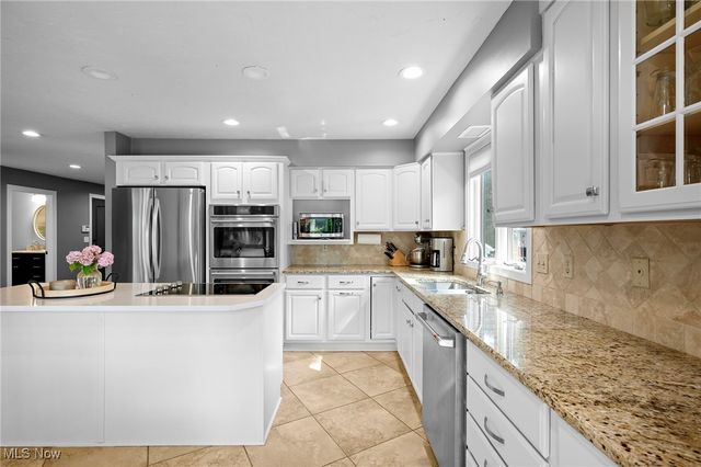 30907 Arlington Circle, Bay Village, OH 44140