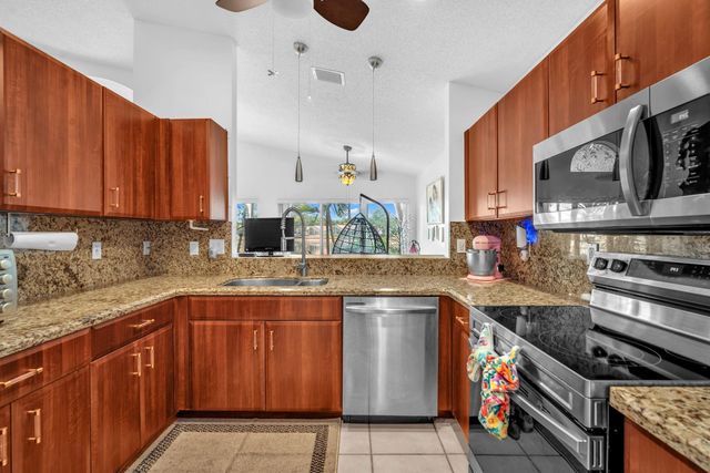 9883 Harbour Lake Cir, Boynton Beach, FL 33437