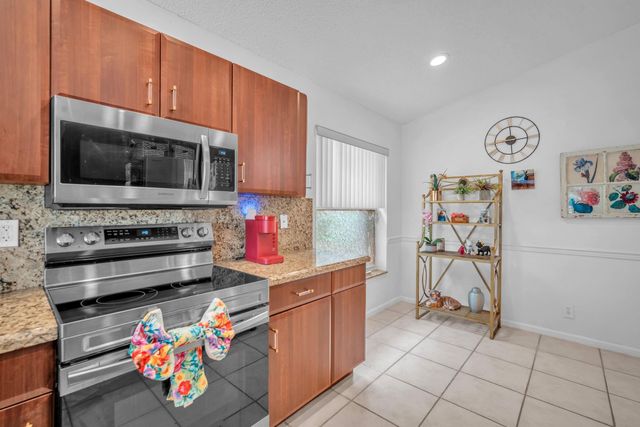 9883 Harbour Lake Cir, Boynton Beach, FL 33437